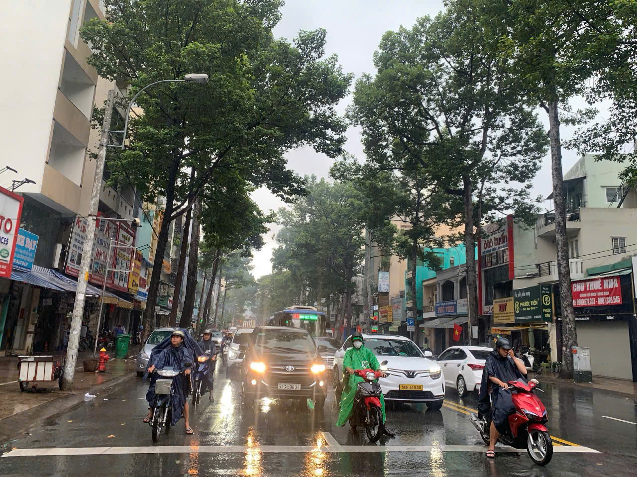 TP HCM mưa r&agrave;o k&egrave;m theo sấm chớp- Ảnh 1.