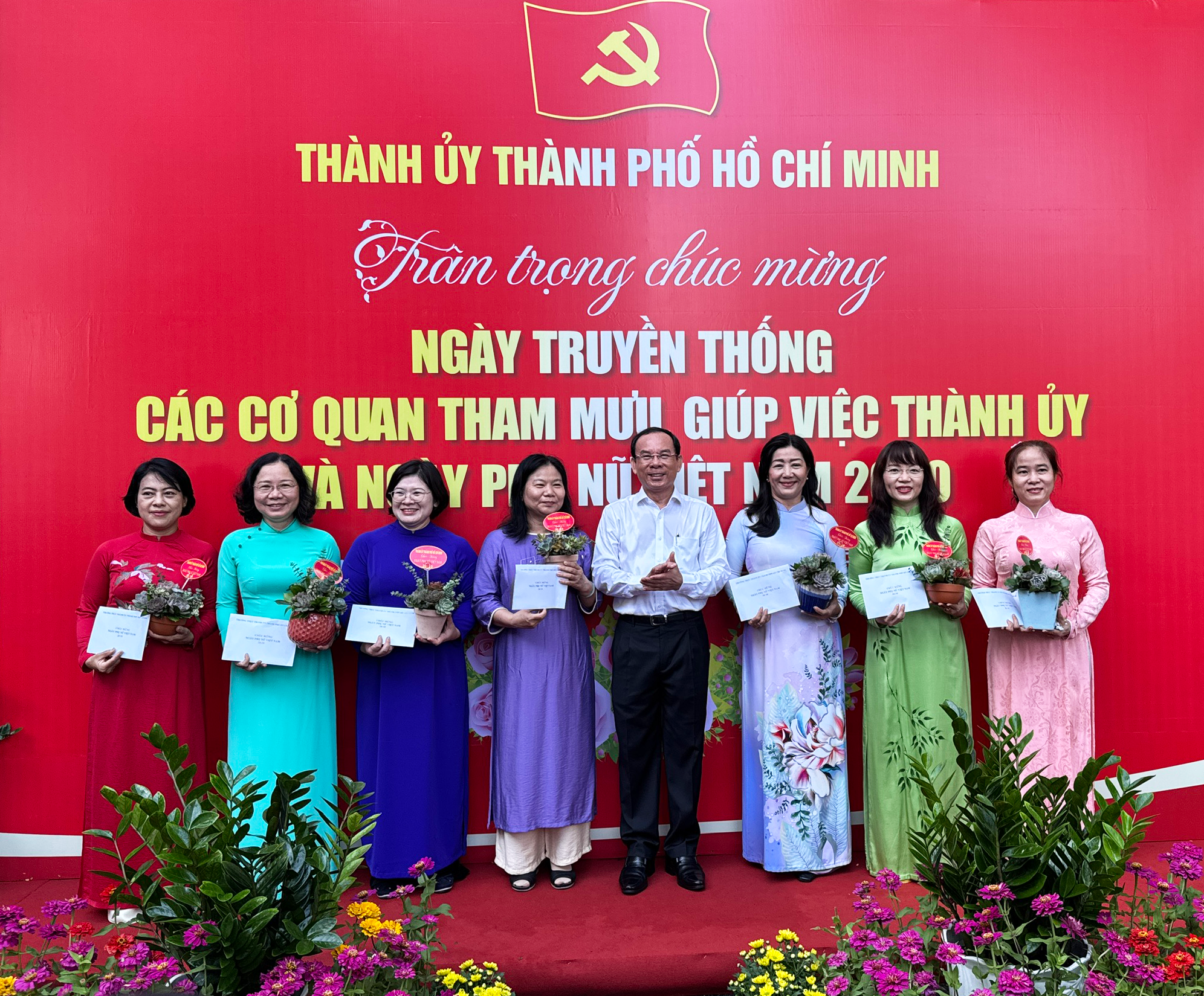 TP HCM ch&uacute;c mừng ng&agrave;y truyền thống c&aacute;c cơ quan tham mưu gi&uacute;p việc Th&agrave;nh ủy v&agrave; ng&agrave;y Phụ nữ Việt Nam- Ảnh 2.