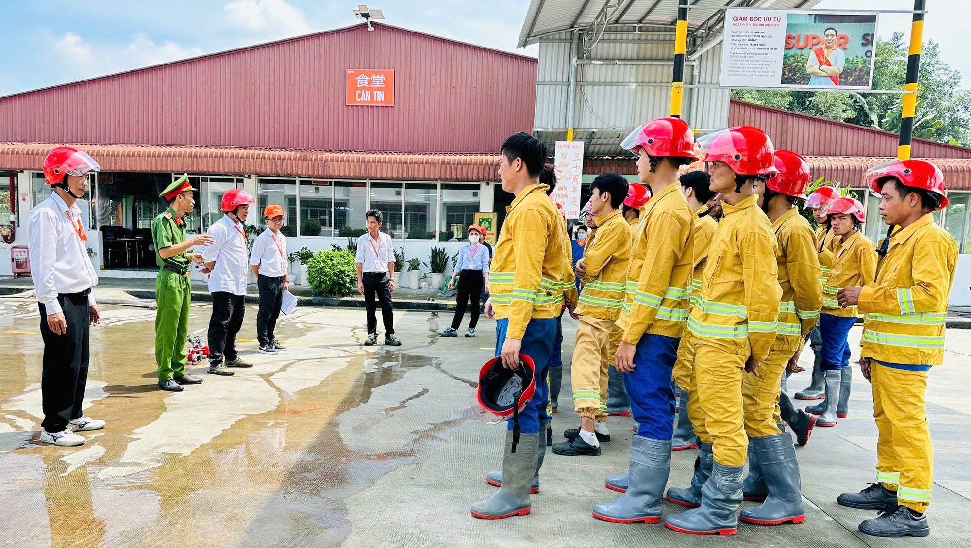 Diễn tập c&ocirc;ng t&aacute;c ph&ograve;ng ch&aacute;y chữa ch&aacute;y cho c&ocirc;ng nh&acirc;n ở B&igrave;nh Dương- Ảnh 2.