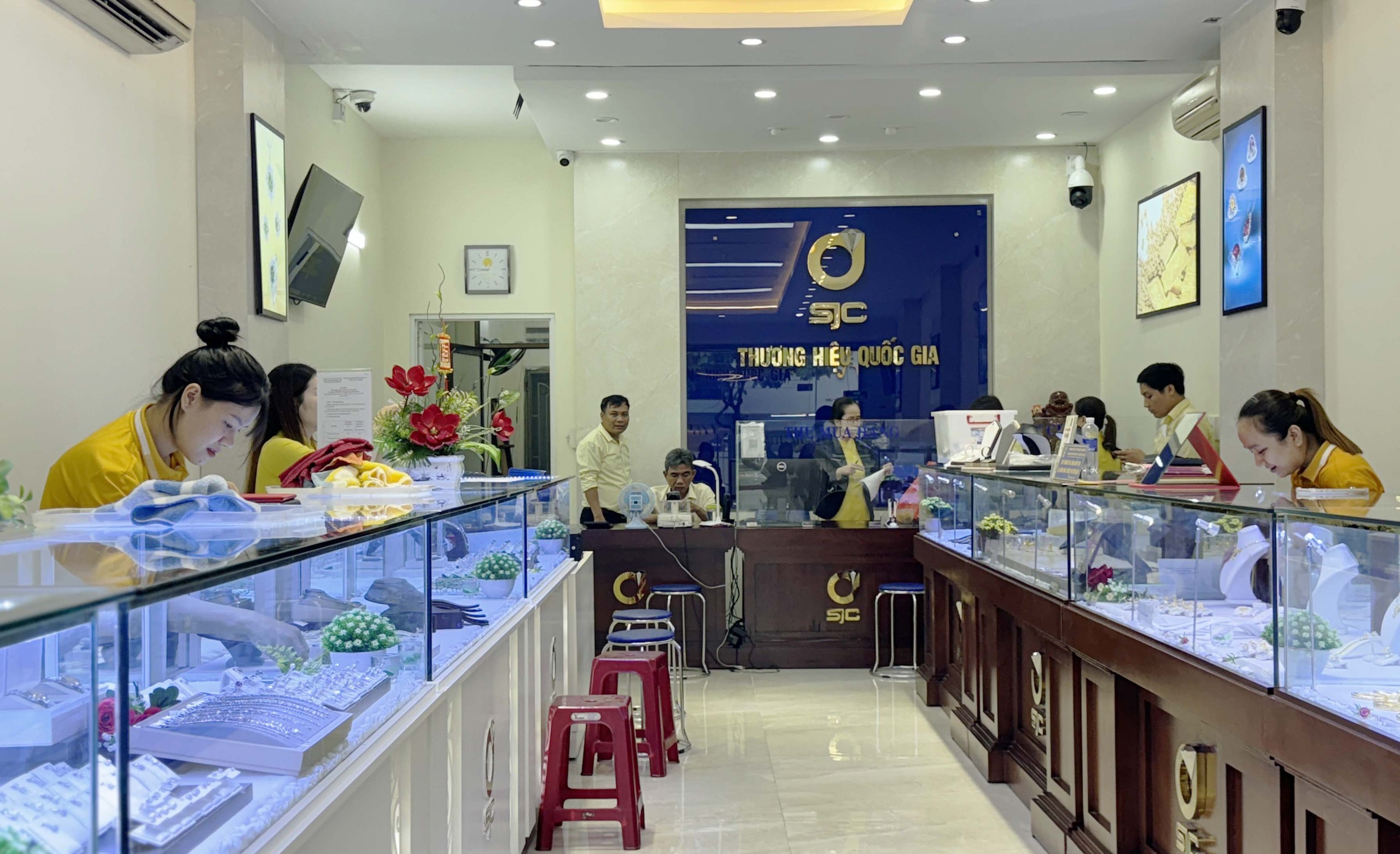 SJC Đ&agrave; Nẵng mở cửa, kh&aacute;ch mua v&agrave;ng miếng phải đăng k&yacute; online- Ảnh 1.