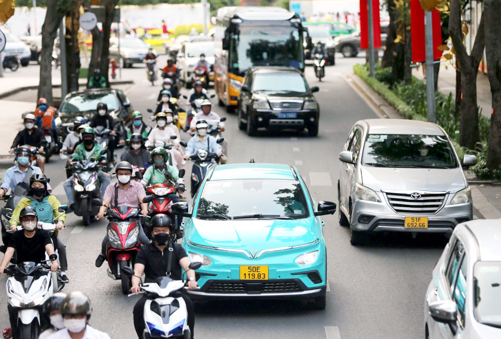 Cần thay đổi nhận thức v&agrave; h&agrave;nh vi của người d&acirc;n về giao th&ocirc;ng xanh. Ảnh: HO&Agrave;NG TRIỀU