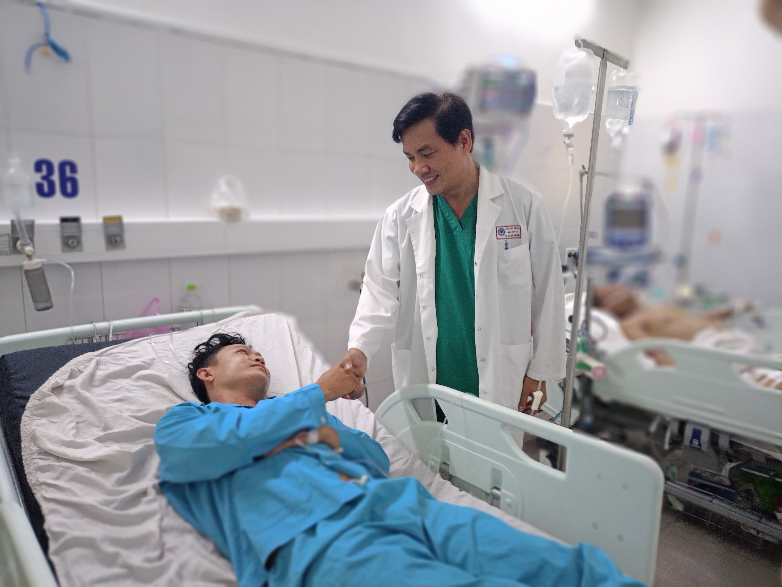 Người đ&agrave;n &ocirc;ng sống s&oacute;t thần kỳ sau 32 giờ tr&ocirc;i dạt tr&ecirc;n biển- Ảnh 1.