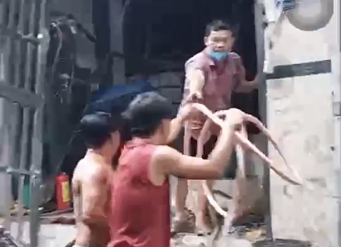 Nổ ở xưởng sản xuất trầm hương, một b&eacute; g&aacute;i bị thương- Ảnh 1.