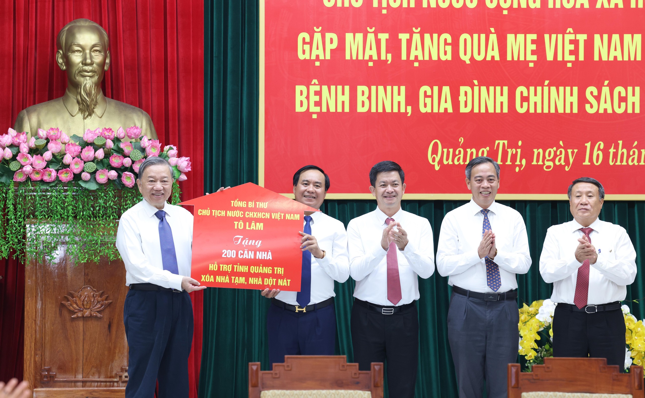 Tổng Bí thư, Chủ tịch nước Tô Lâm trao tượng trưng 200 căn nhà hỗ trợ nhân dân tỉnh Quảng Trị xóa nhà tạm, nhà dột nát. Ảnh: TTXVN