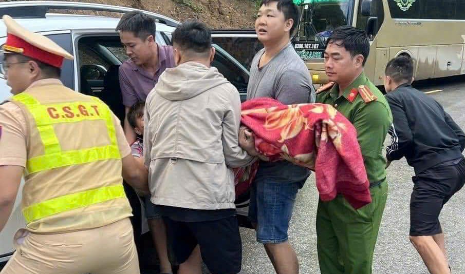 Tai nạn xe khách, 1 người chết, nhiều người bị thương- Ảnh 1.