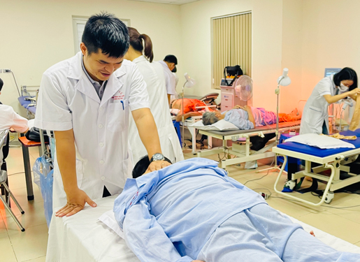 Bệnh nh&acirc;n điều trị về xương khớp tại Bệnh viện Tuệ Tĩnh (H&agrave; Nội) Ảnh: NGỌC DUNG