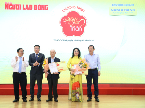 Nhạc sĩ Trương Quang Lục và ca sĩ - NSƯT Ánh Tuyết nhận quà của chương trình “Mai Vàng tri ân” Ảnh: HOÀNG TRIỀU