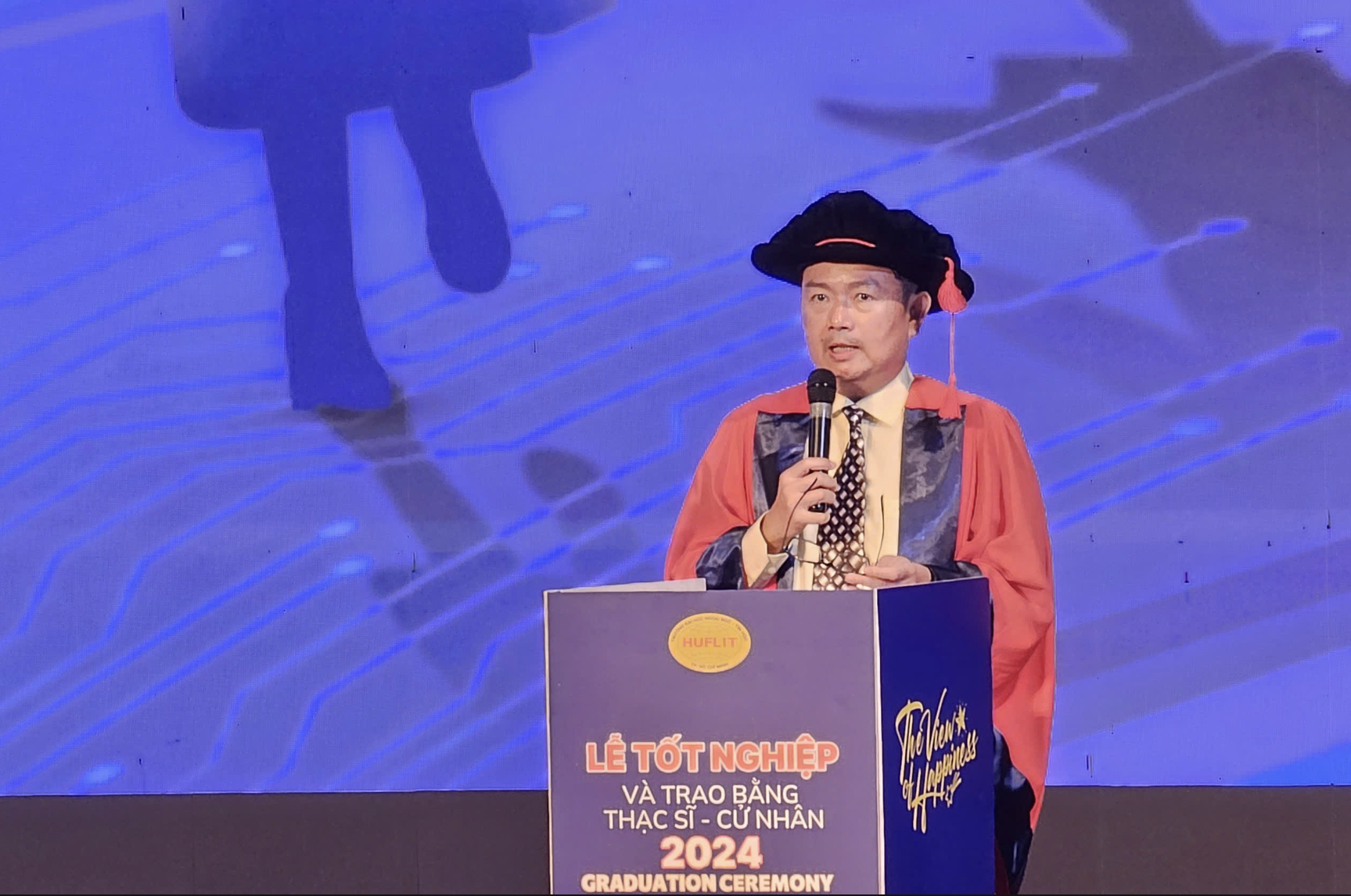 Hiệu trưởng trường đại học khen lứa sinh vi&ecirc;n "trưởng th&agrave;nh qua COVID-19"- Ảnh 1.