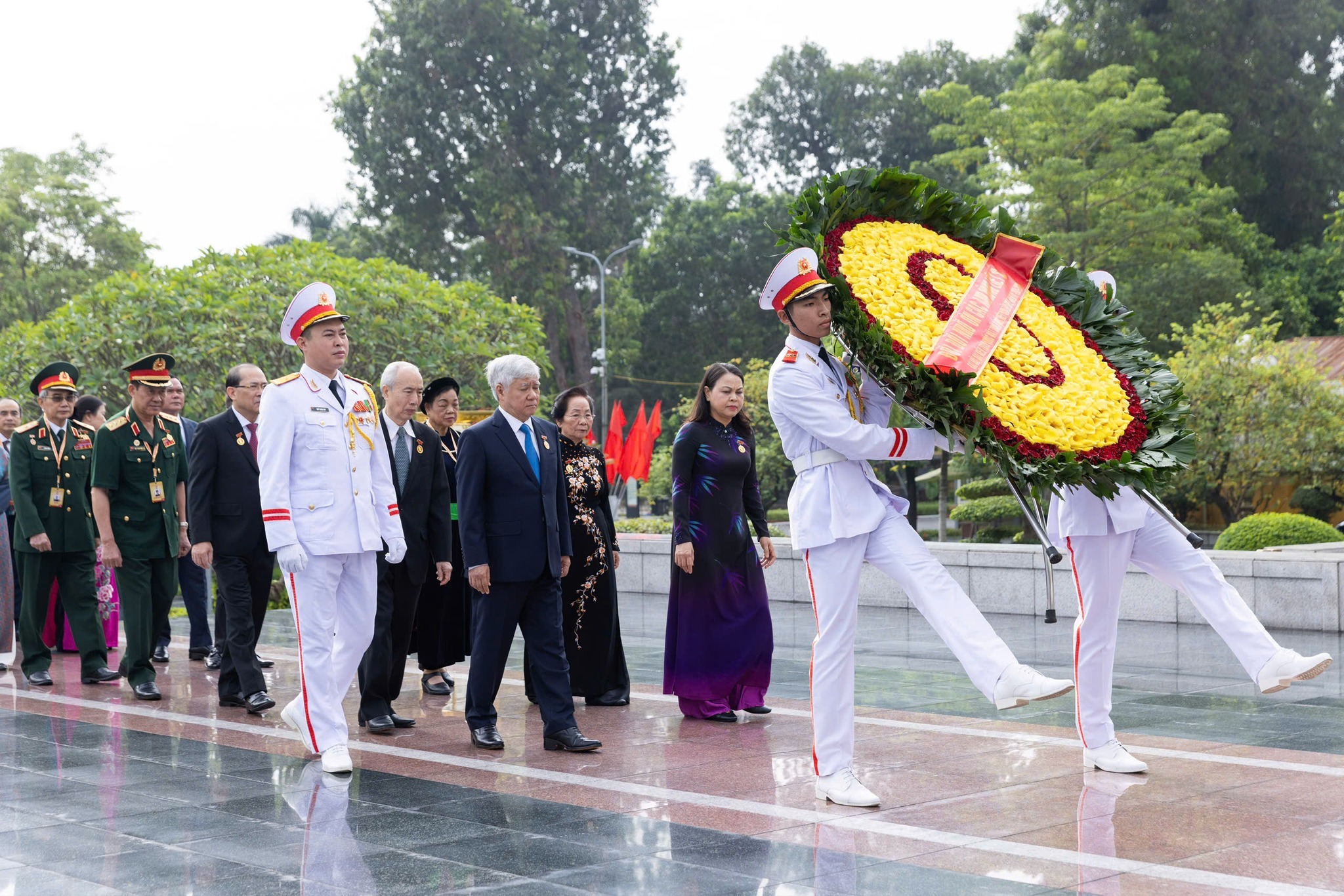 Đoàn đại biểu tham dự Đại hội MTTQ Việt Nam lần thứ X vào Lăng viếng Chủ tịch Hồ Chí Minh- Ảnh 4.