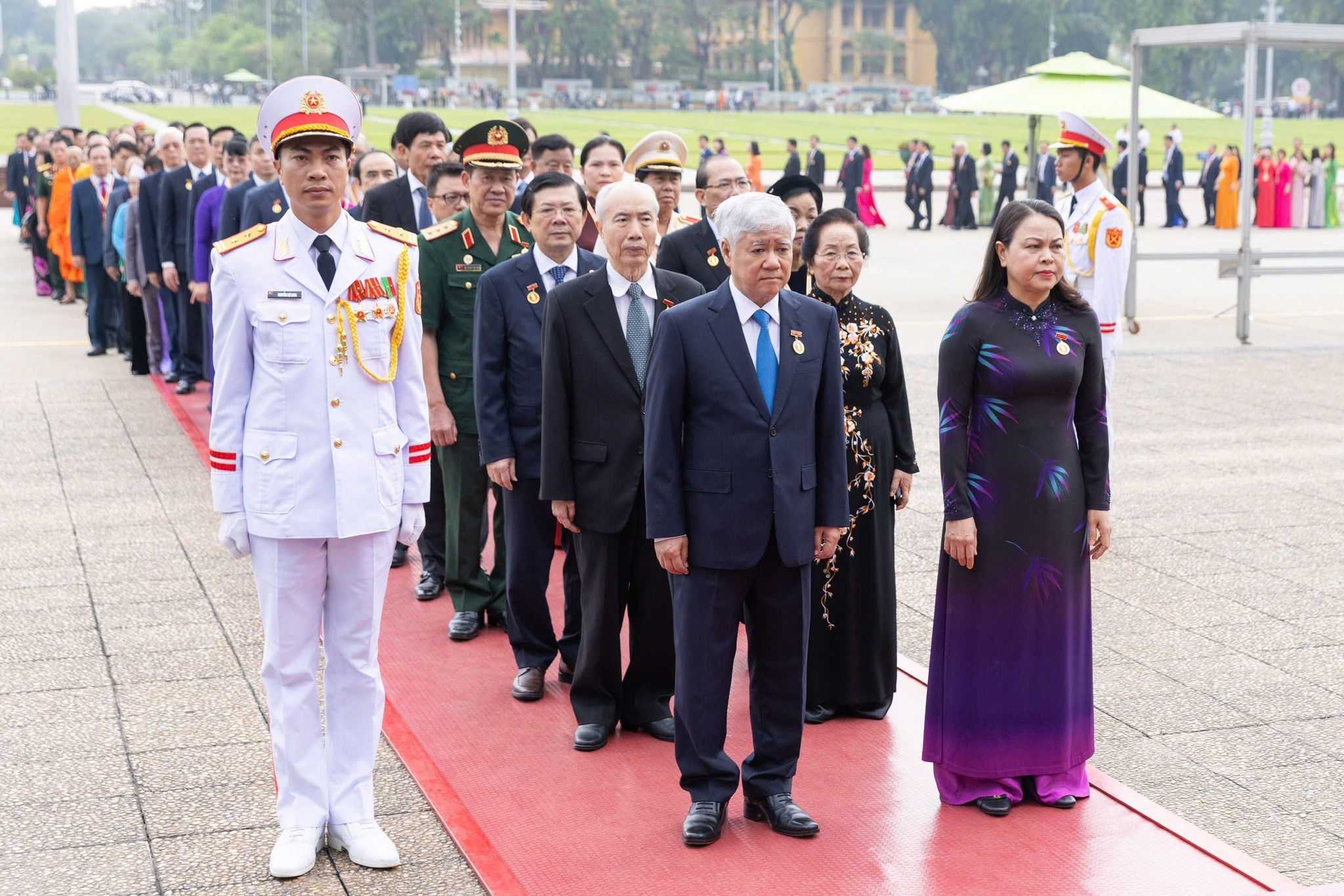 Đoàn đại biểu tham dự Đại hội MTTQ Việt Nam lần thứ X vào Lăng viếng Chủ tịch Hồ Chí Minh- Ảnh 2.