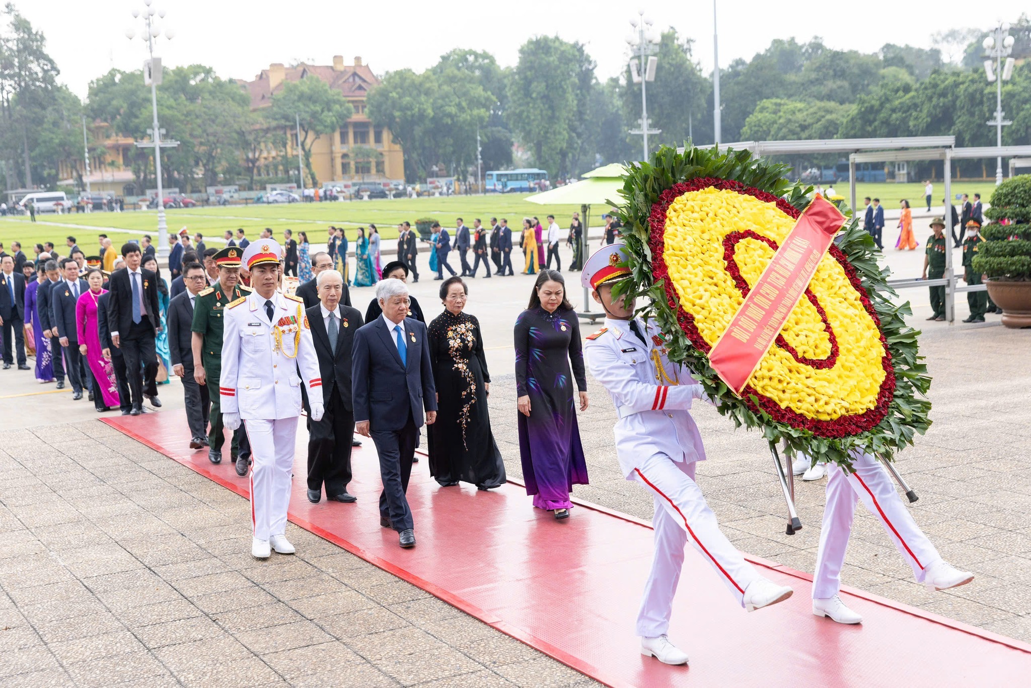 Đoàn đại biểu tham dự Đại hội MTTQ Việt Nam lần thứ X vào Lăng viếng Chủ tịch Hồ Chí Minh- Ảnh 1.