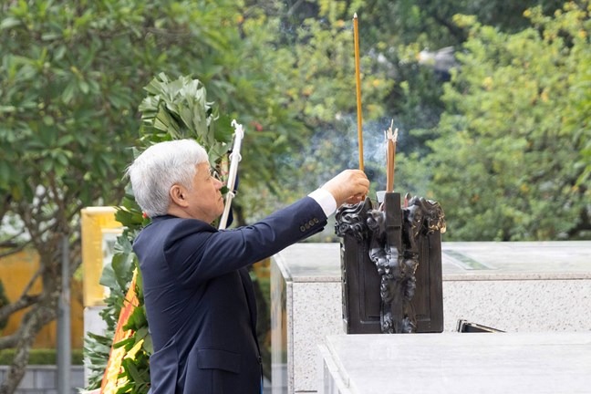 Đoàn đại biểu tham dự Đại hội MTTQ Việt Nam lần thứ X vào Lăng viếng Chủ tịch Hồ Chí Minh- Ảnh 5.