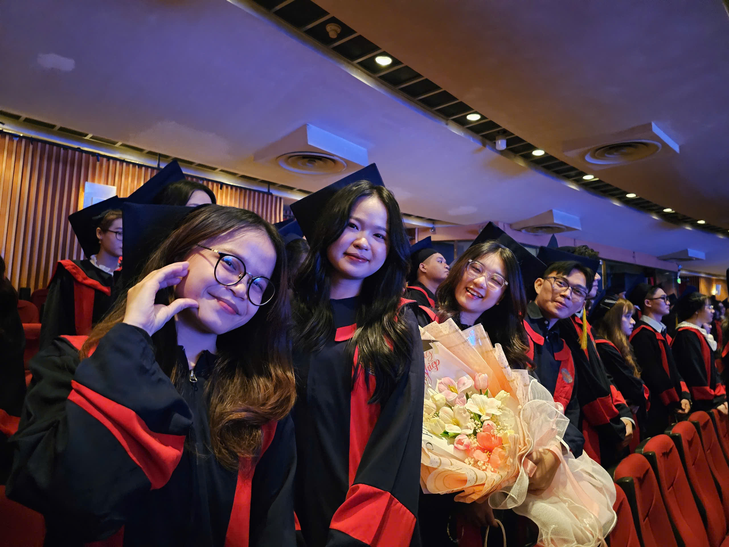 Hiệu trưởng trường đại học khen lứa sinh vi&ecirc;n "trưởng th&agrave;nh qua COVID-19"- Ảnh 2.