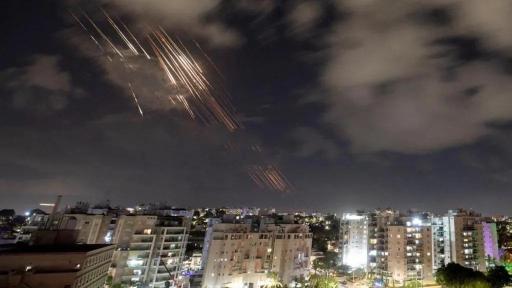 Hezbollah đ&atilde; t&igrave;m ra vũ kh&iacute; "bắt chết" V&ograve;m Sắt của Israel?- Ảnh 1.