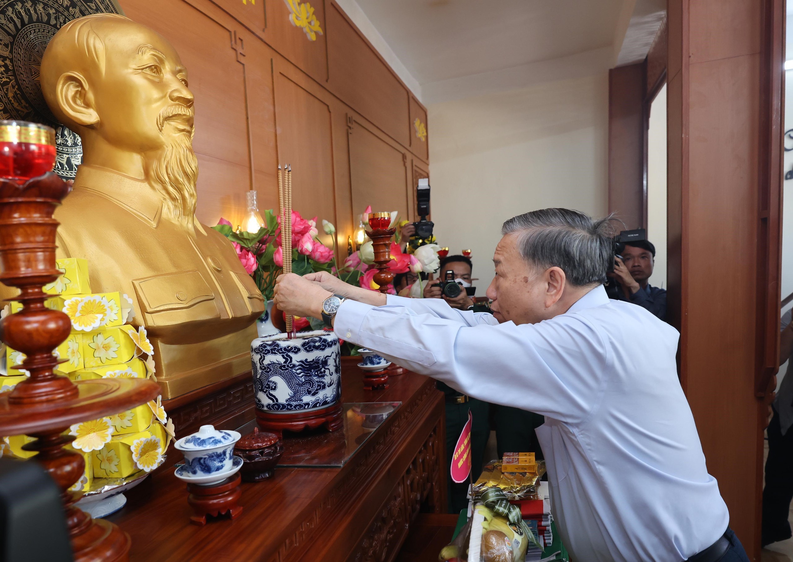 Tổng B&iacute; thư, Chủ tịch nước T&ocirc; L&acirc;m: X&acirc;y dựng Cồn Cỏ th&agrave;nh khu vực ph&ograve;ng thủ vững chắc- Ảnh 2.
