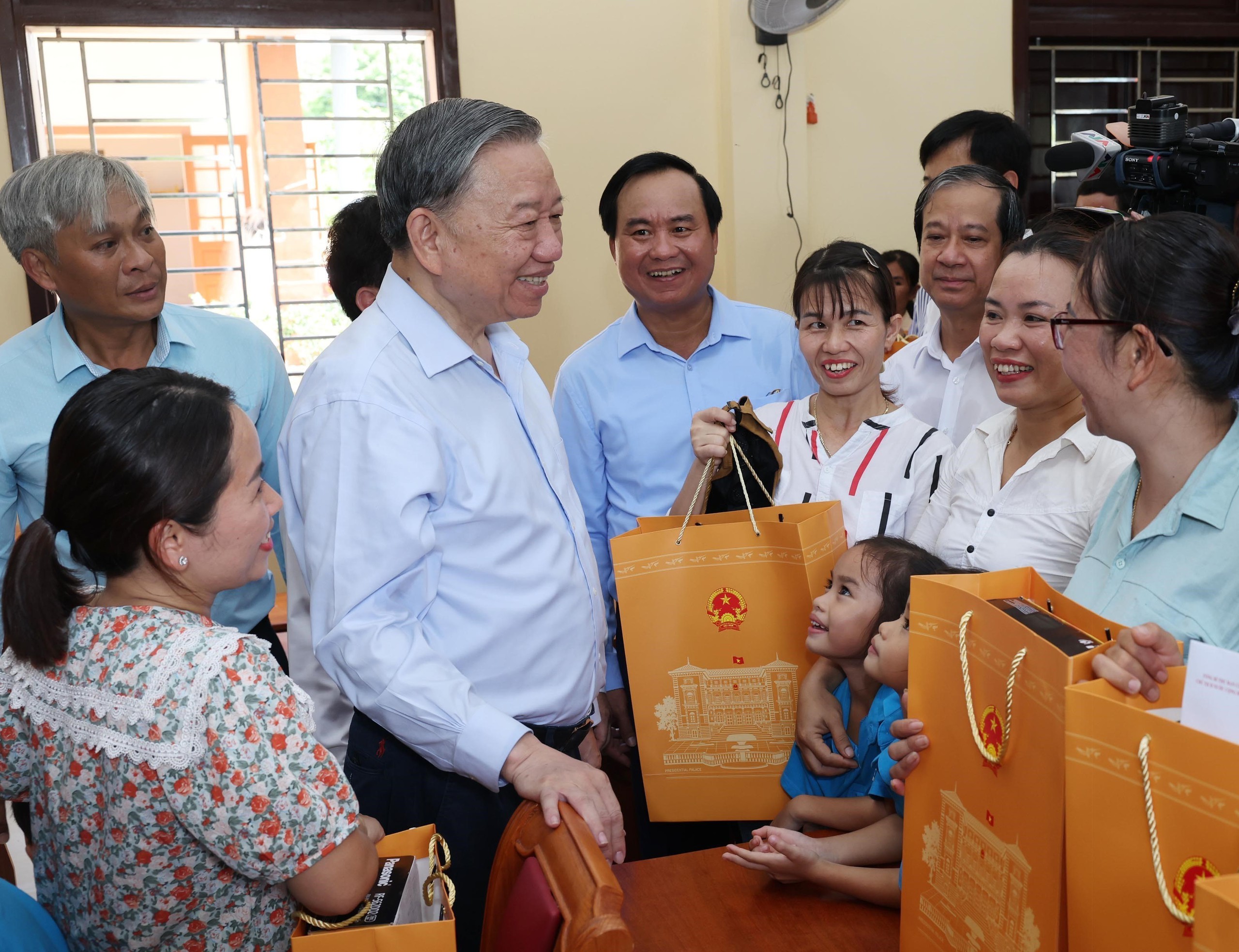 Tổng B&iacute; thư, Chủ tịch nước T&ocirc; L&acirc;m: X&acirc;y dựng Cồn Cỏ th&agrave;nh khu vực ph&ograve;ng thủ vững chắc- Ảnh 5.
