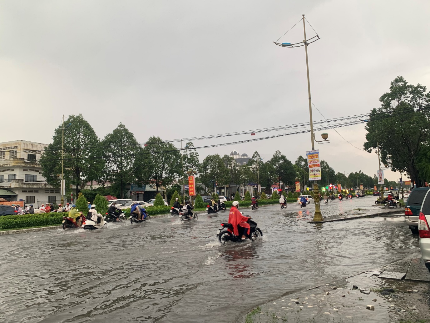 VIDEO: Người dân Cần Thơ “vật lộn” trong nước mưa và triều cường- Ảnh 1.