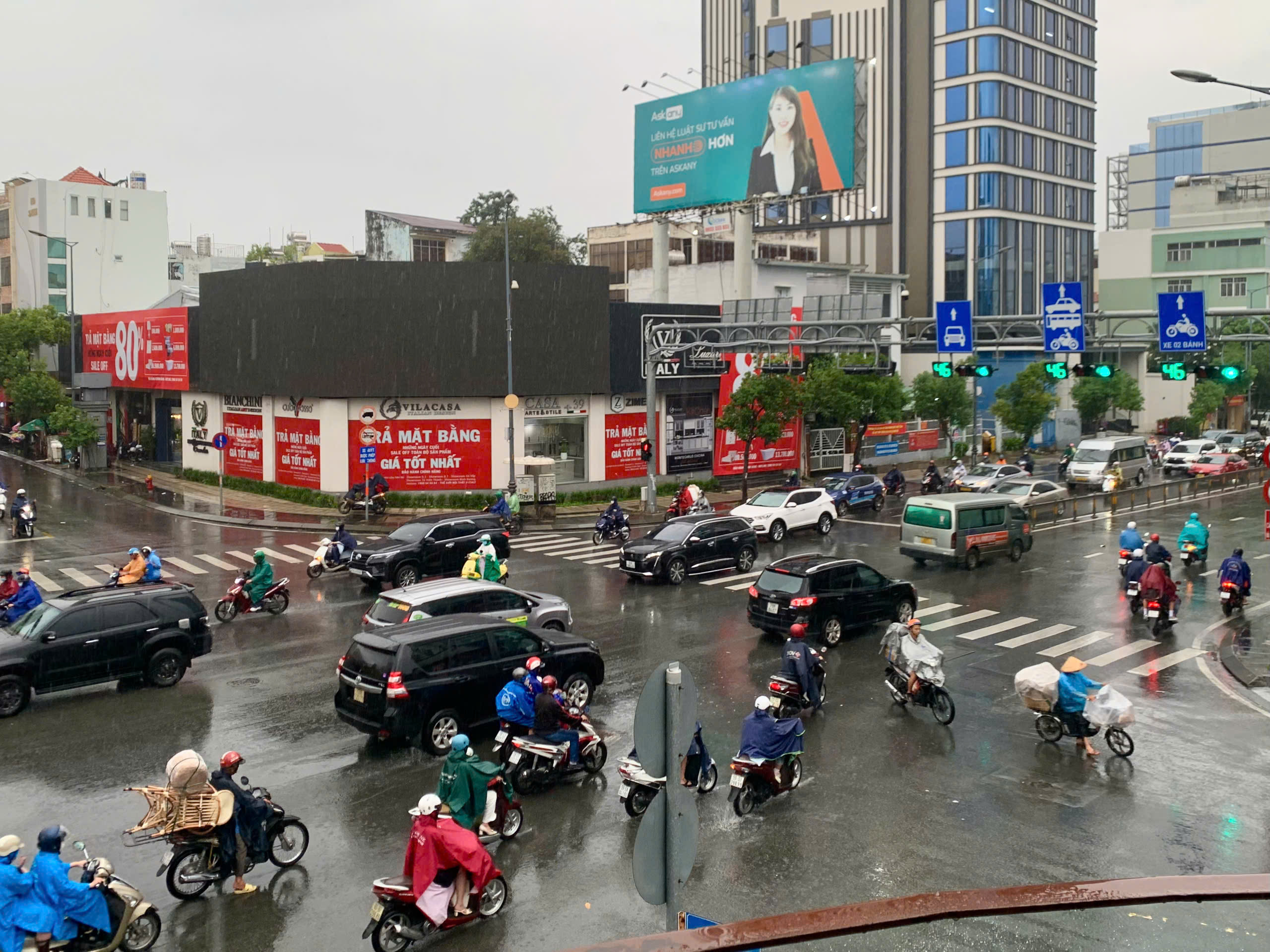 Chiều 17-10, TP HCM mưa rào dai dẳng- Ảnh 1.