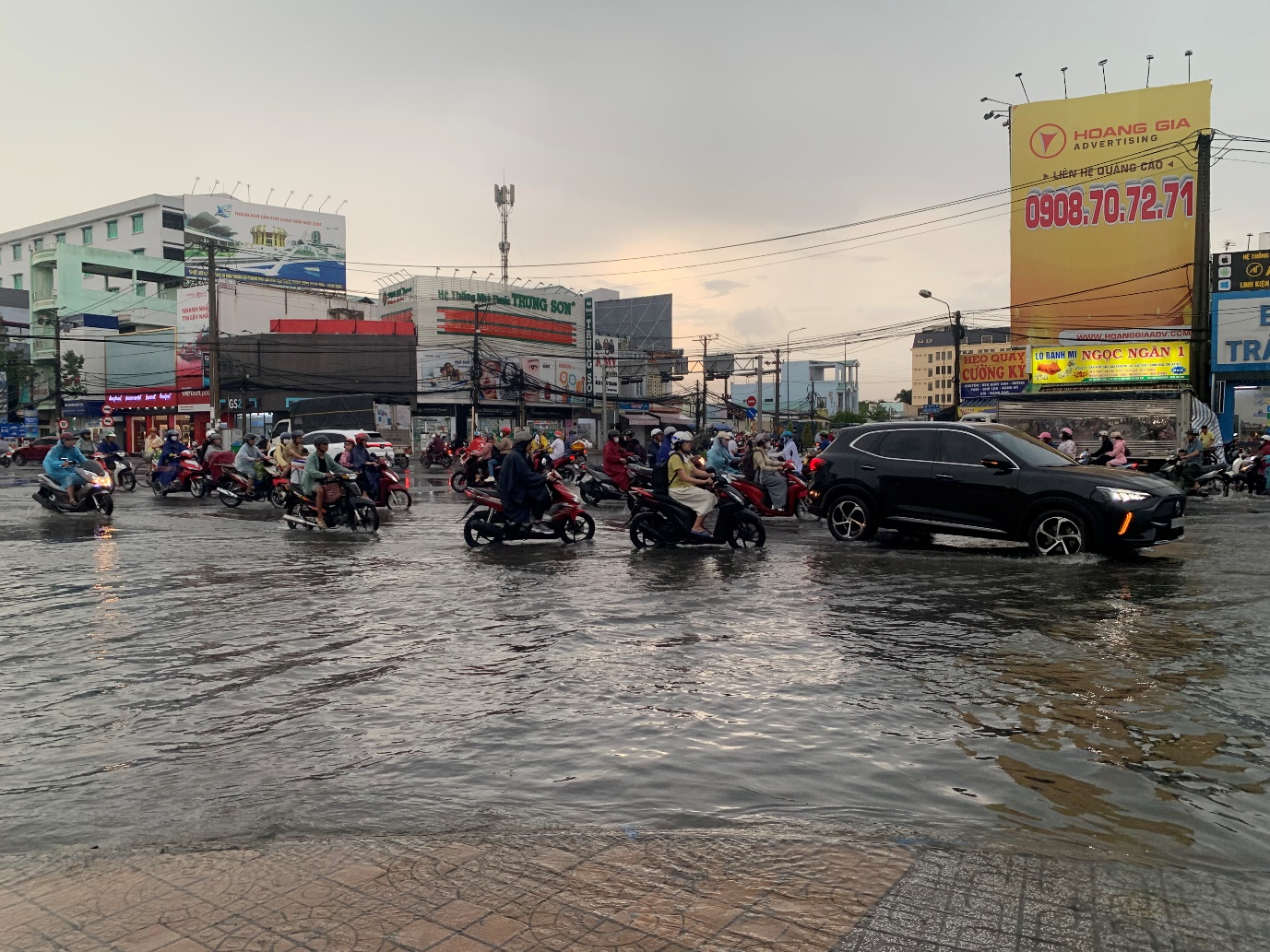 VIDEO: Người dân Cần Thơ “vật lộn” trong nước mưa và triều cường- Ảnh 2.