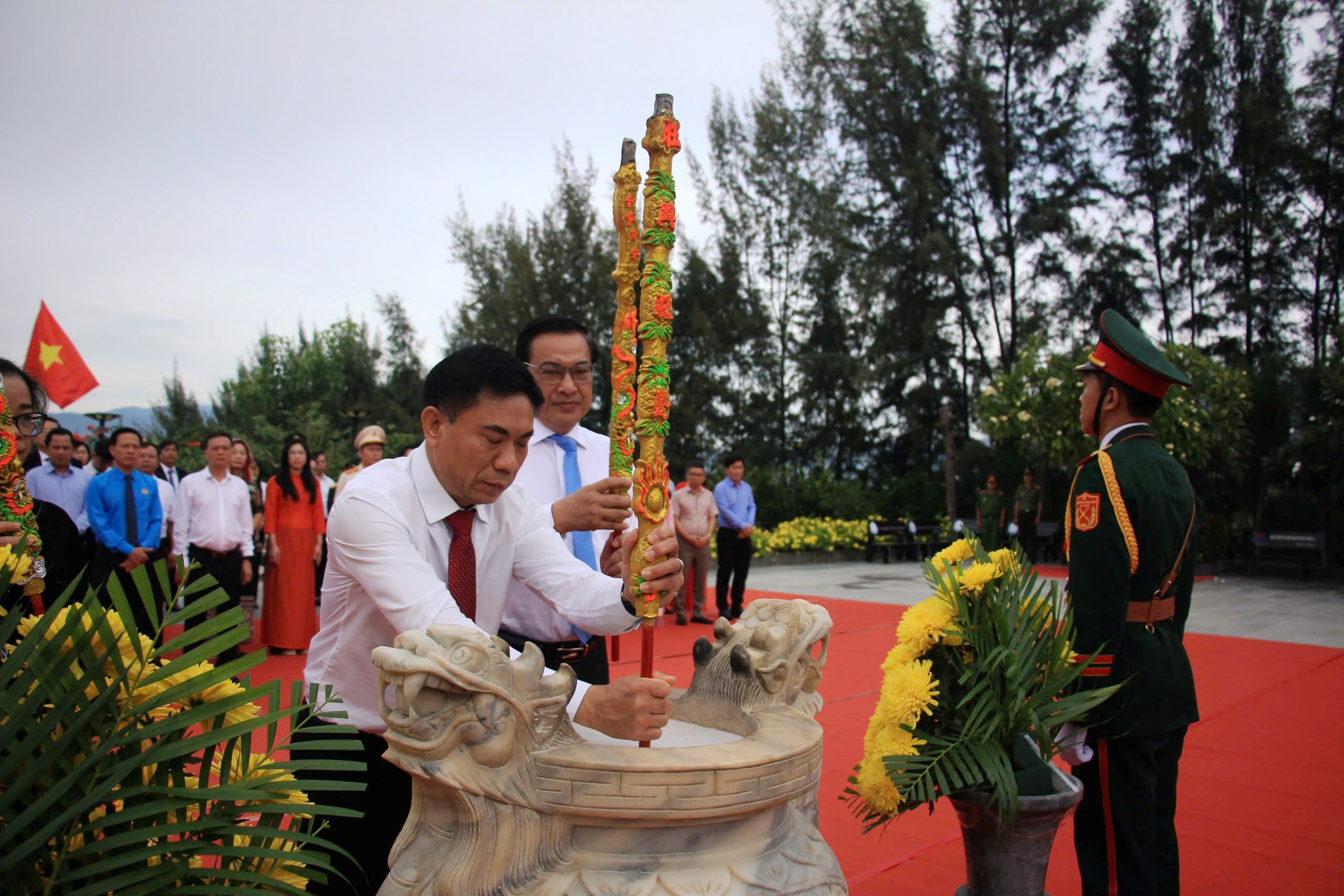 Ban Tuy&ecirc;n gi&aacute;o Trung ương d&acirc;ng hương tưởng niệm Chiến sĩ Gạc Ma- Ảnh 2.