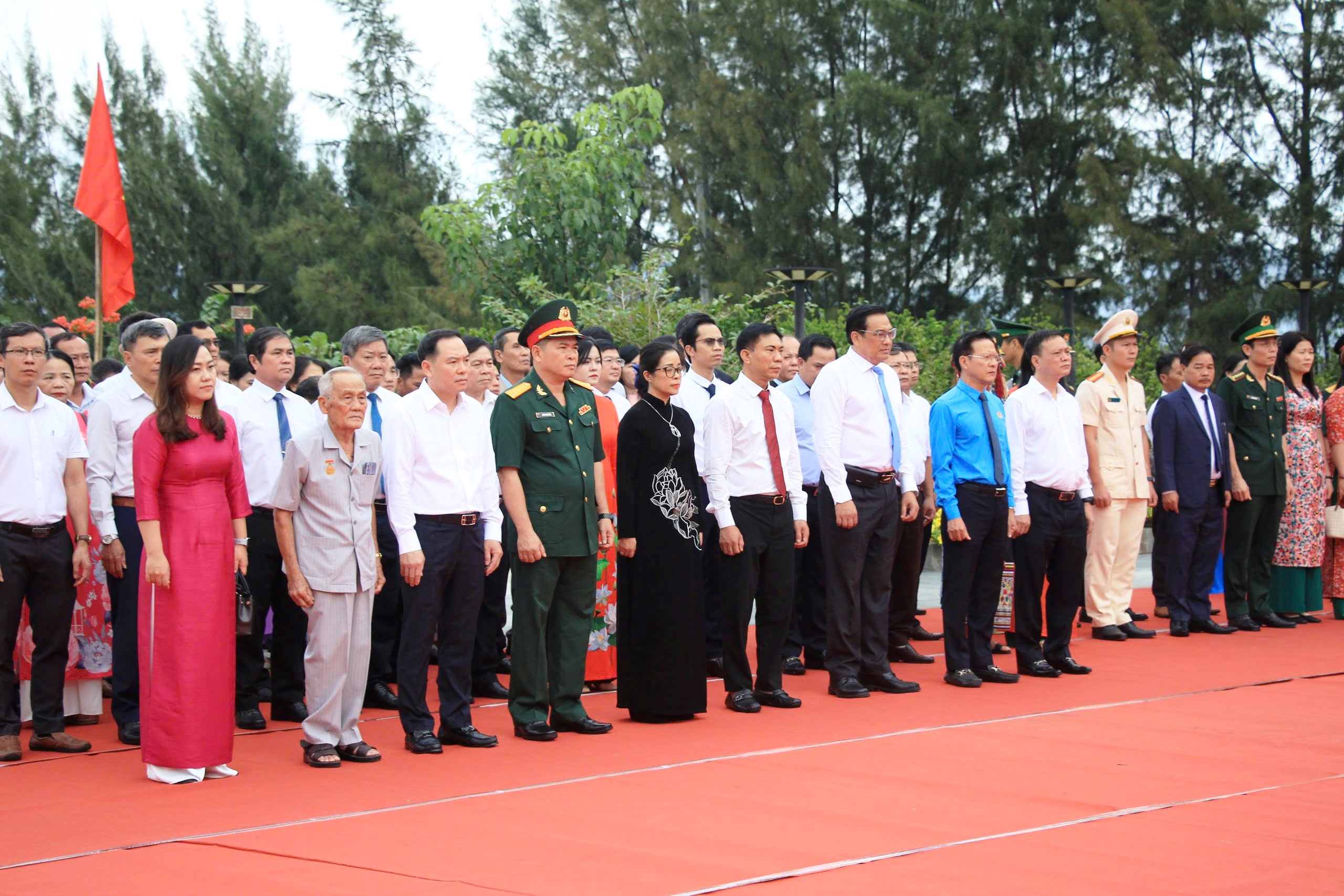 Ban Tuy&ecirc;n gi&aacute;o Trung ương d&acirc;ng hương tưởng niệm Chiến sĩ Gạc Ma- Ảnh 1.