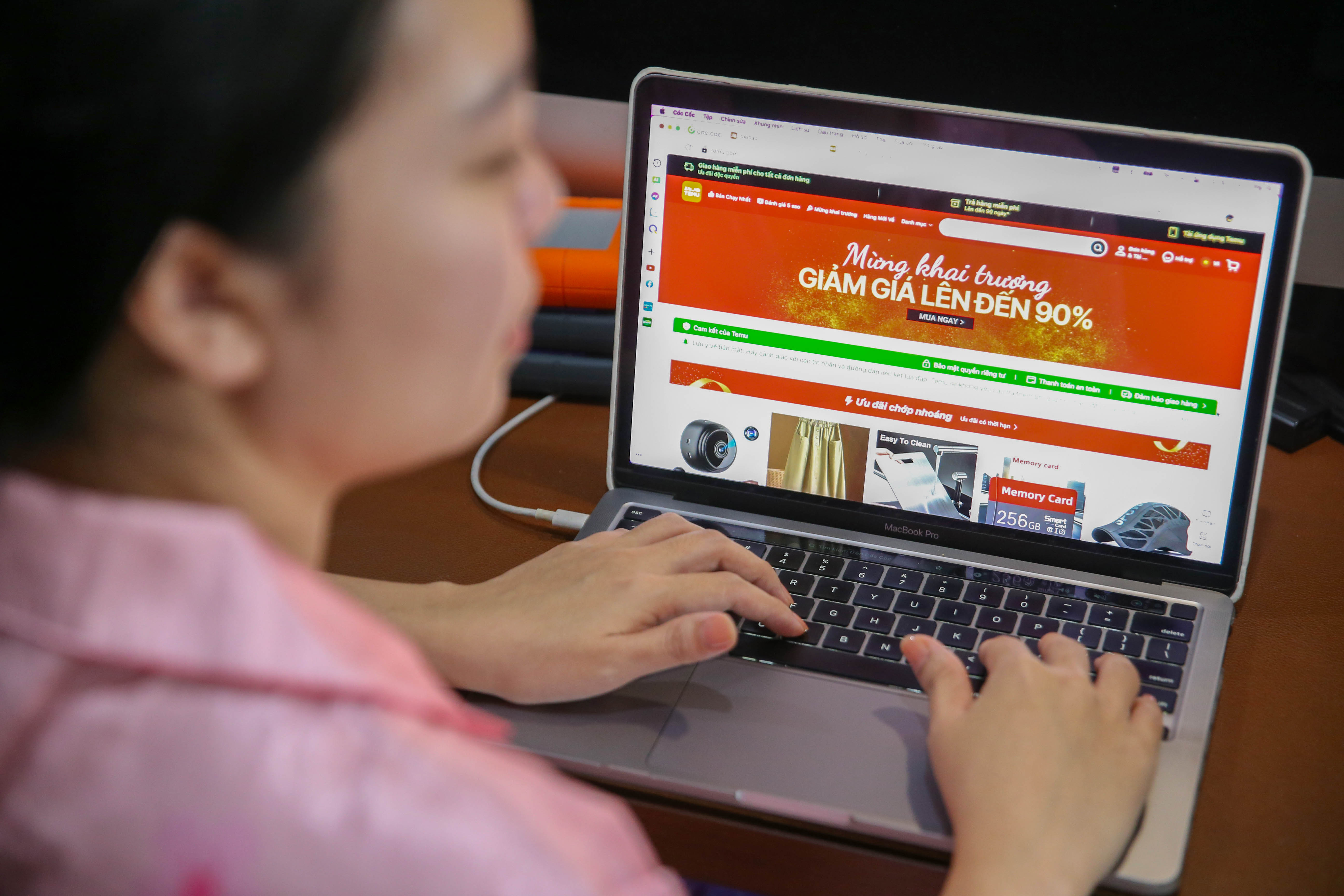 Thương mại điện tử bước v&agrave;o cuộc chiến mới (*): Ứng ph&oacute; cơn lốc h&agrave;ng gi&aacute; rẻ- Ảnh 1.