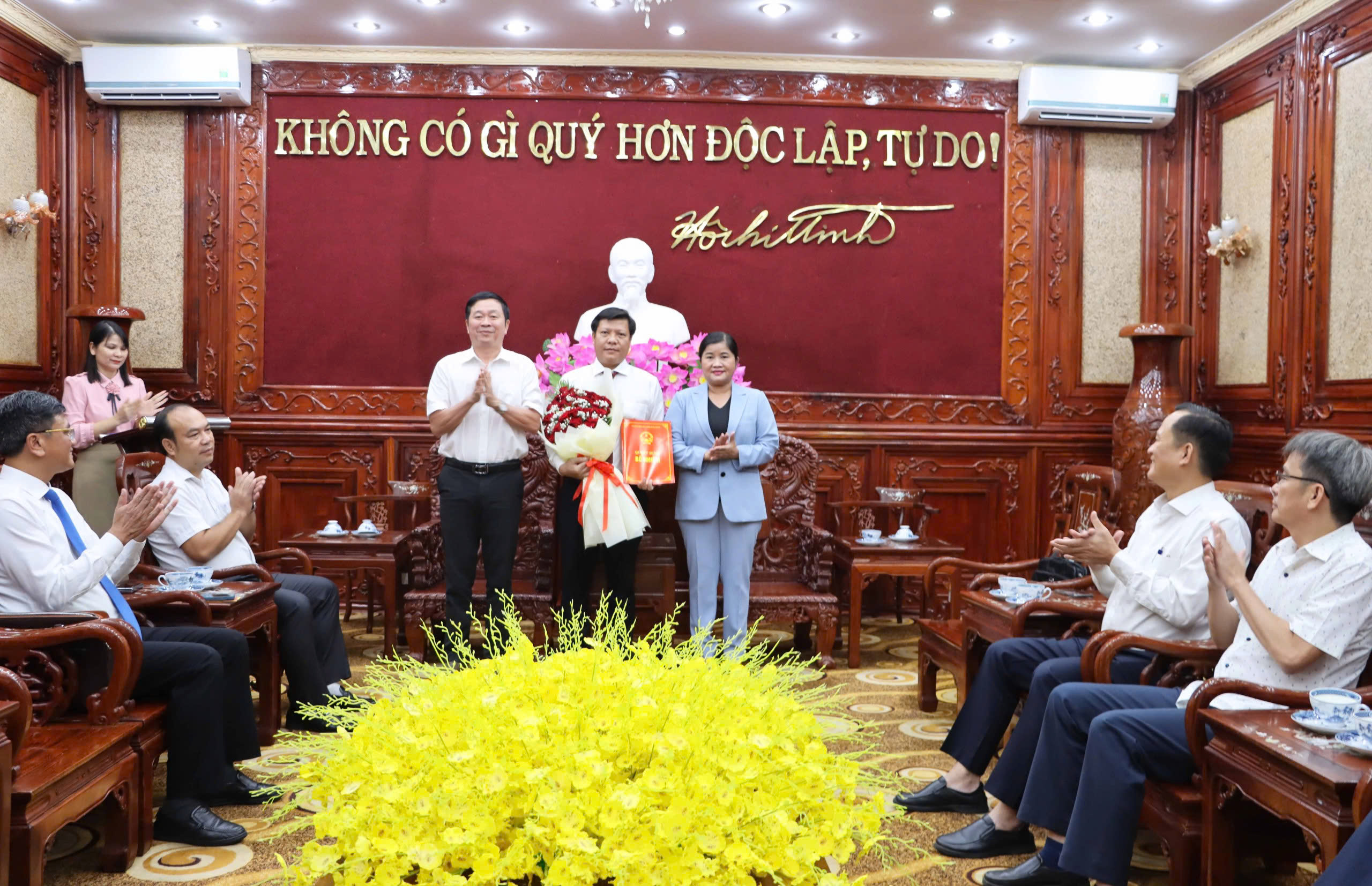 Trao quyết định bổ nhiệm nhiều vị trí chủ chốt ở Bình Phước- Ảnh 2.