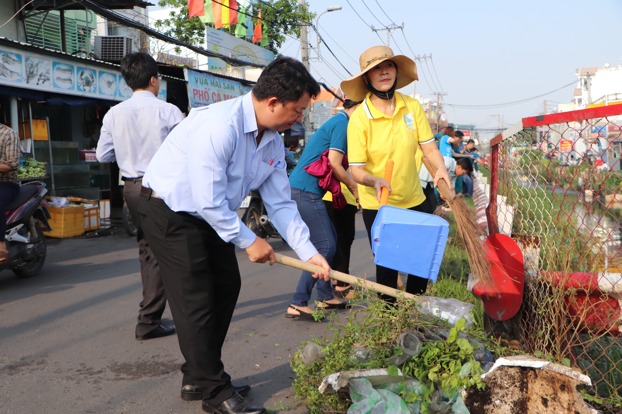 H&ocirc;m nay, k&ecirc;nh Chiến Lược đầy r&aacute;c được l&agrave;m sạch- Ảnh 5.