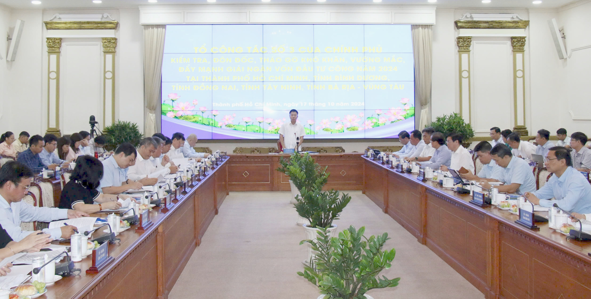 Ph&oacute; Thủ tướng l&agrave;m việc với v&ugrave;ng Đ&ocirc;ng Nam Bộ để gỡ điểm nghẽn giải ng&acirc;n đầu tư c&ocirc;ng- Ảnh 1.