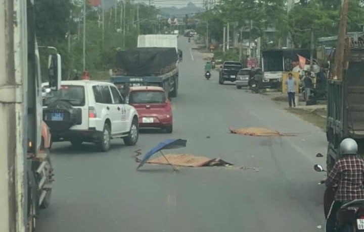 Va chạm li&ecirc;n ho&agrave;n với &ocirc;t&ocirc;, 2 nam sinh lớp 9 ngồi sau xe m&aacute;y tử vong- Ảnh 1.