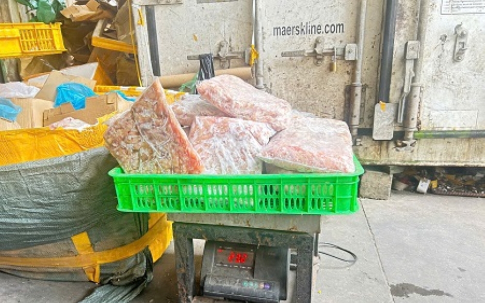 TP HCM: Tiêu hủy gần 1,3 tấn thực phẩm không rõ nguồn gốc