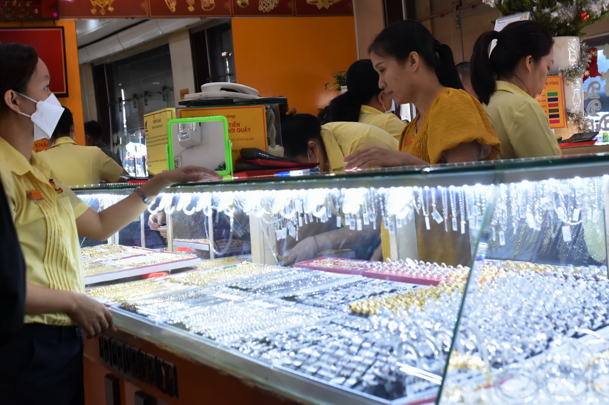 Gi&aacute; v&agrave;ng h&ocirc;m nay, 18-10: Lao l&ecirc;n lập kỷ lục mới- Ảnh 1.