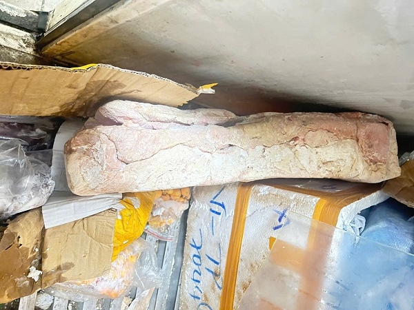 TP HCM: Tiêu hủy gần 1,3 tấn thực phẩm không rõ nguồn gốc- Ảnh 2.