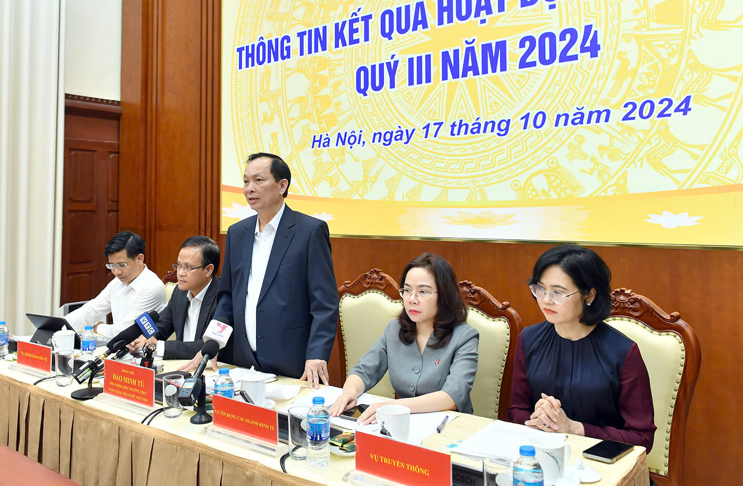Chiều nay 17-10, chuyển giao bắt buộc 2 ngân hàng- Ảnh 1.