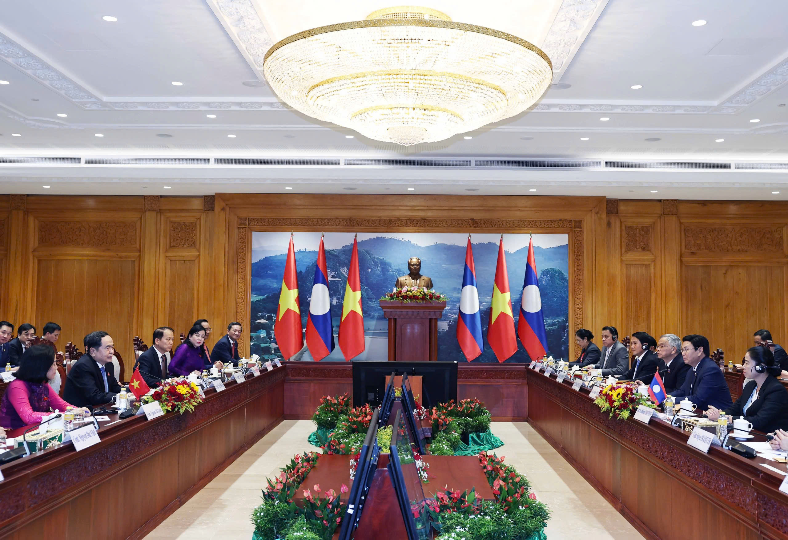 Chủ tịch Quốc hội Trần Thanh Mẫn hội đ&agrave;m với Chủ tịch Quốc hội L&agrave;o- Ảnh 2.