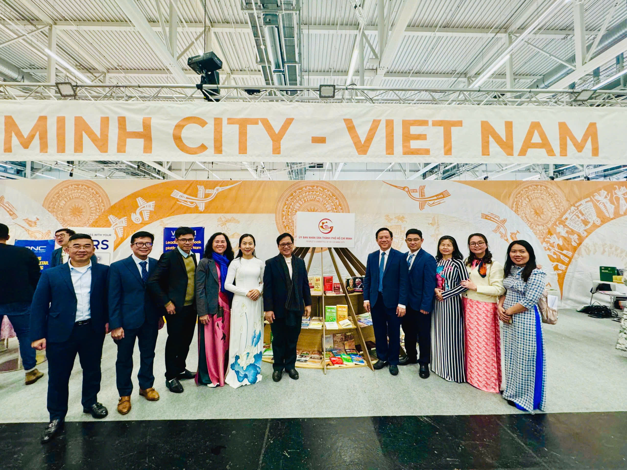 Gian h&agrave;ng TP HCM tại Hội s&aacute;ch Frankfurt thu h&uacute;t nhiều sự quan t&acirc;m- Ảnh 1.