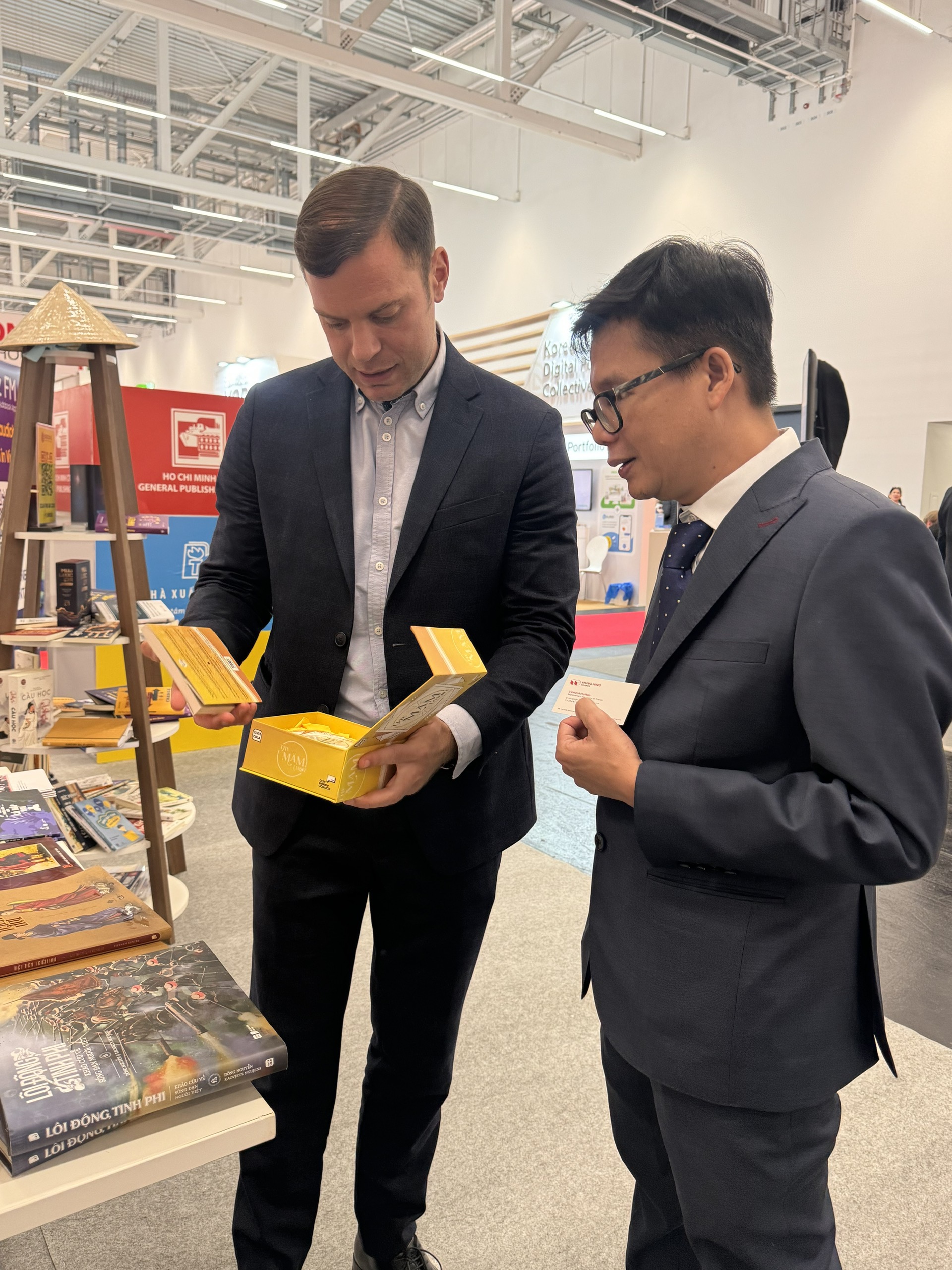 Gian h&agrave;ng TP HCM tại Hội s&aacute;ch Frankfurt thu h&uacute;t nhiều sự quan t&acirc;m- Ảnh 4.