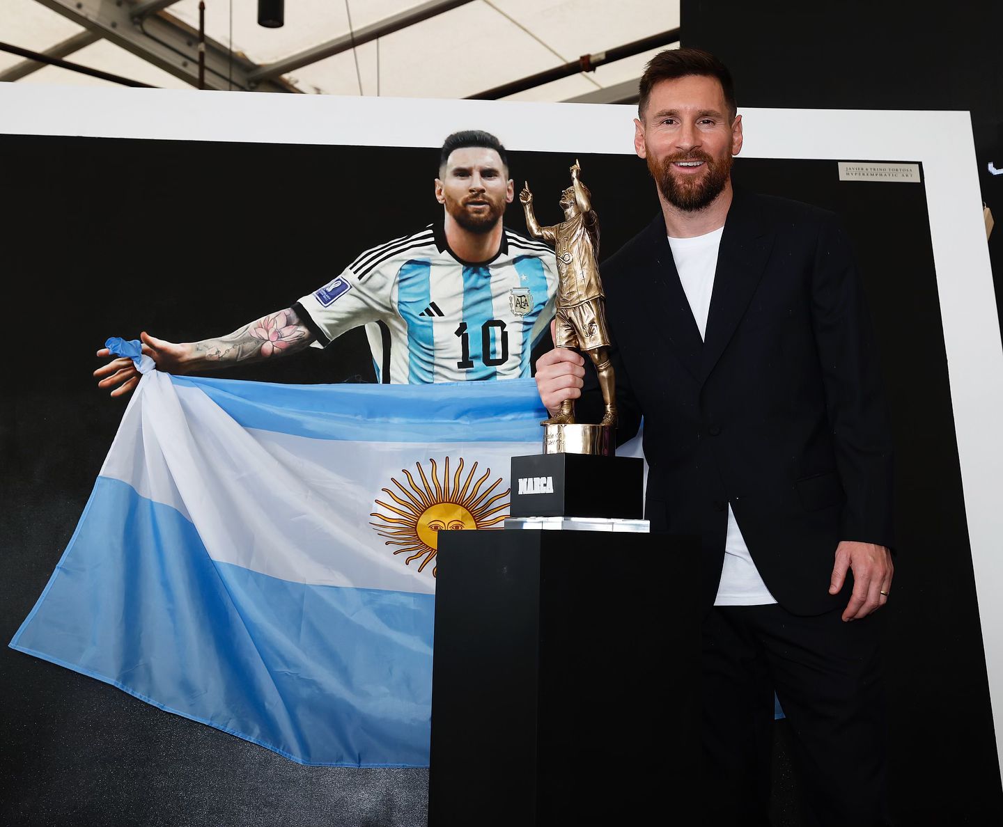 Messi nhận giải "Cầu thủ th&agrave;nh c&ocirc;ng nhất lịch sử", tranh c&atilde;i b&ugrave;ng ph&aacute;t- Ảnh 1.