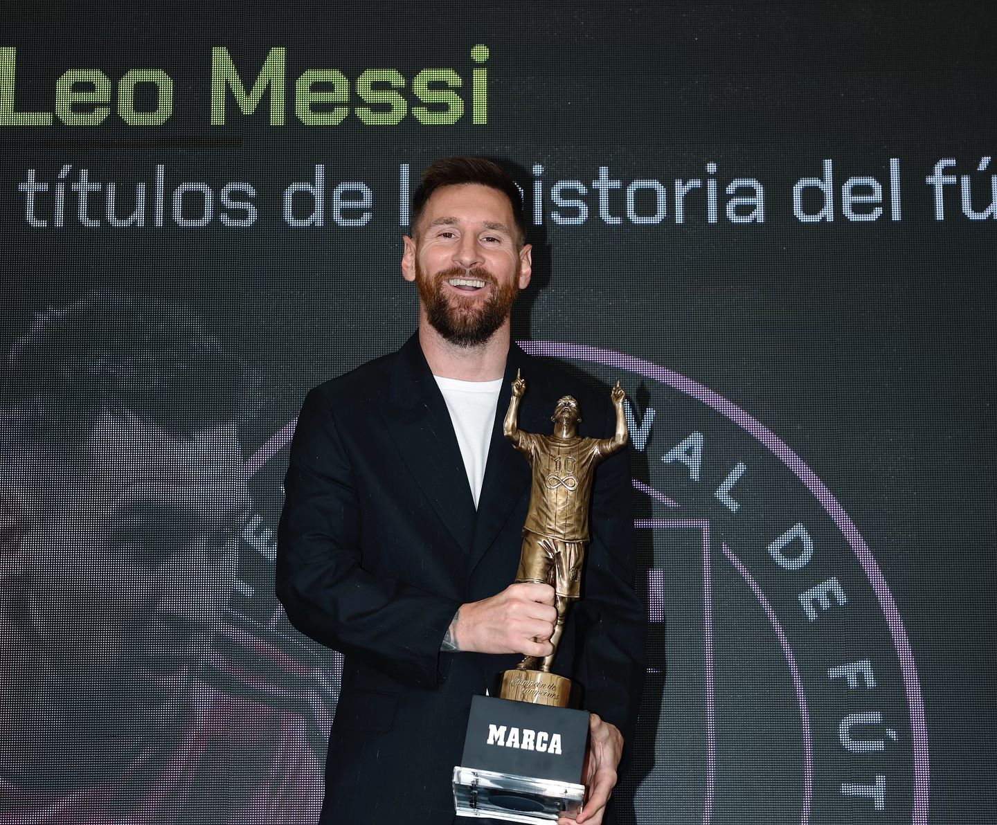 Messi nhận giải "Cầu thủ th&agrave;nh c&ocirc;ng nhất lịch sử", tranh c&atilde;i b&ugrave;ng ph&aacute;t- Ảnh 2.
