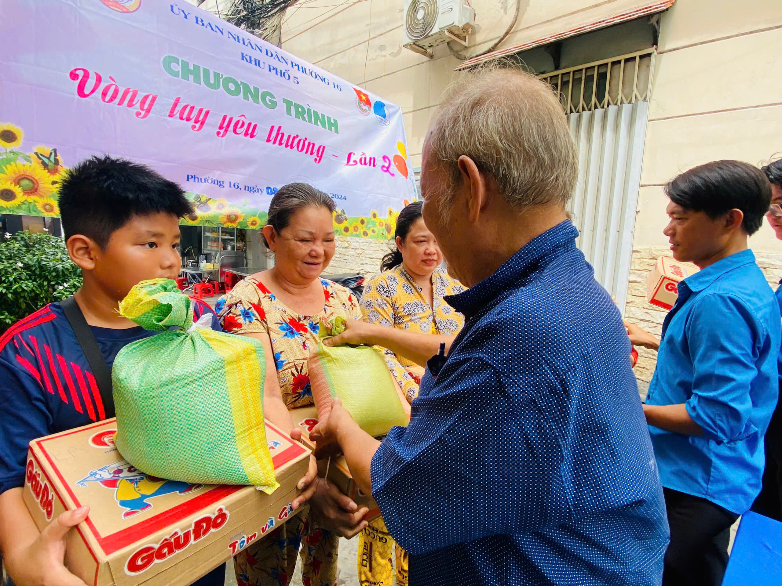 Cuộc thi viết &ldquo;L&ograve;ng tốt quanh ta&rdquo;: Những v&ograve;ng tay y&ecirc;u thương- Ảnh 3.