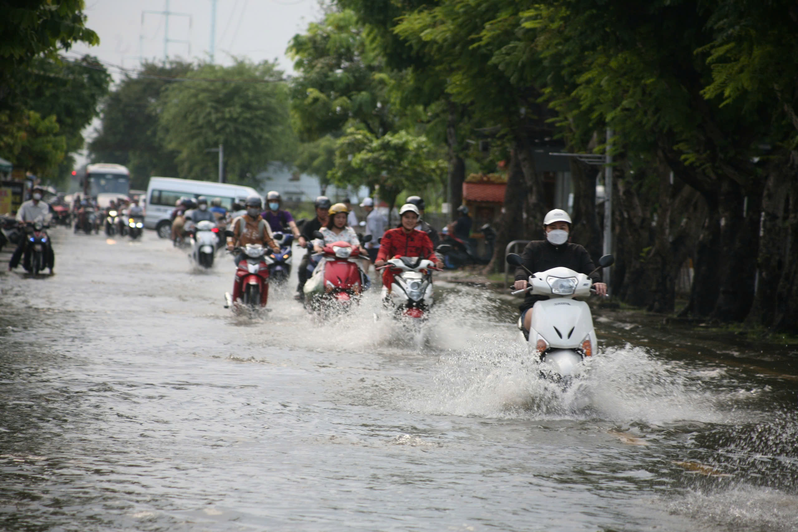 TP HCM: Triều cường dâng cao khiến đường sá ngập sâu, người dân vất vả đi lại- Ảnh 9.