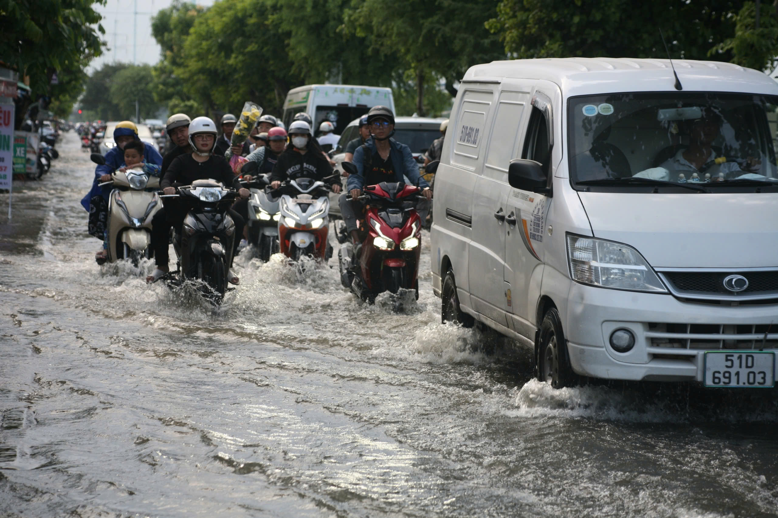 TP HCM: Triều cường dâng cao khiến đường sá ngập sâu, người dân vất vả đi lại- Ảnh 8.