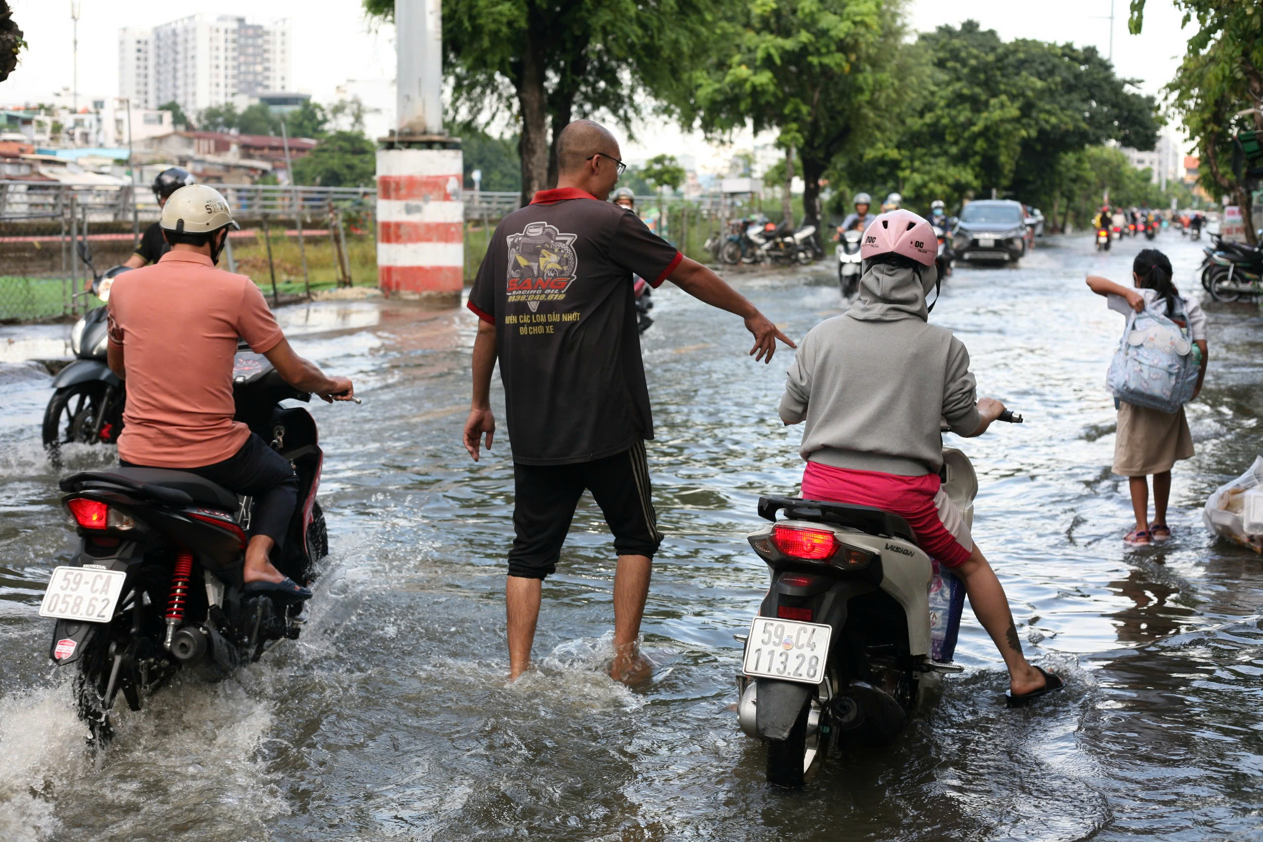 TP HCM: Triều cường dâng cao khiến đường sá ngập sâu, người dân vất vả đi lại- Ảnh 3.