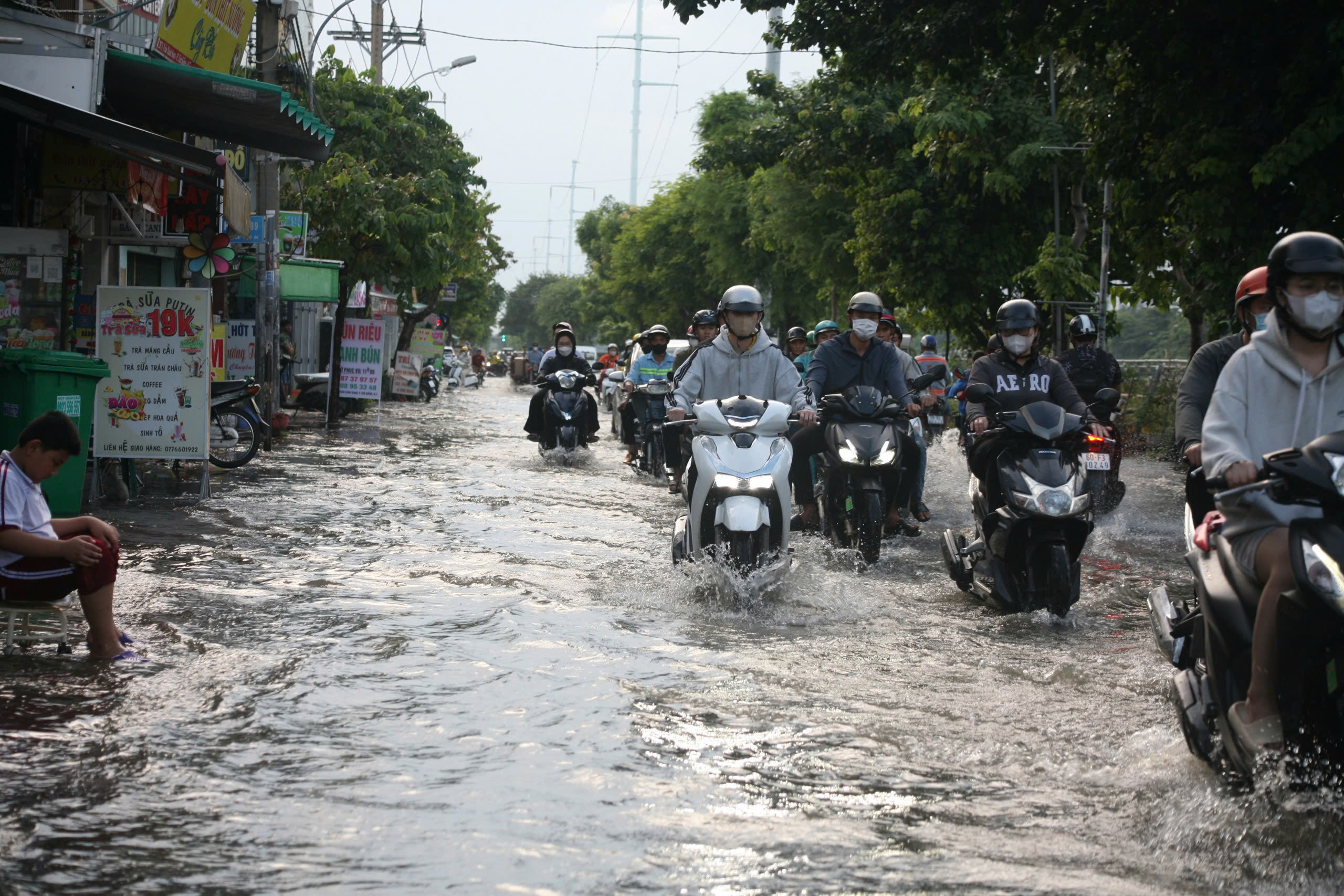 TP HCM: Triều cường dâng cao khiến đường sá ngập sâu, người dân vất vả đi lại- Ảnh 7.