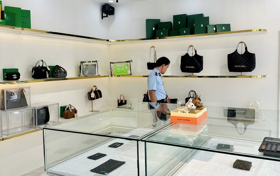 Nhiều cửa h&agrave;ng thời trang tại Đ&agrave; Nẵng bị xử phạt trước ng&agrave;y 20-10- Ảnh 1.