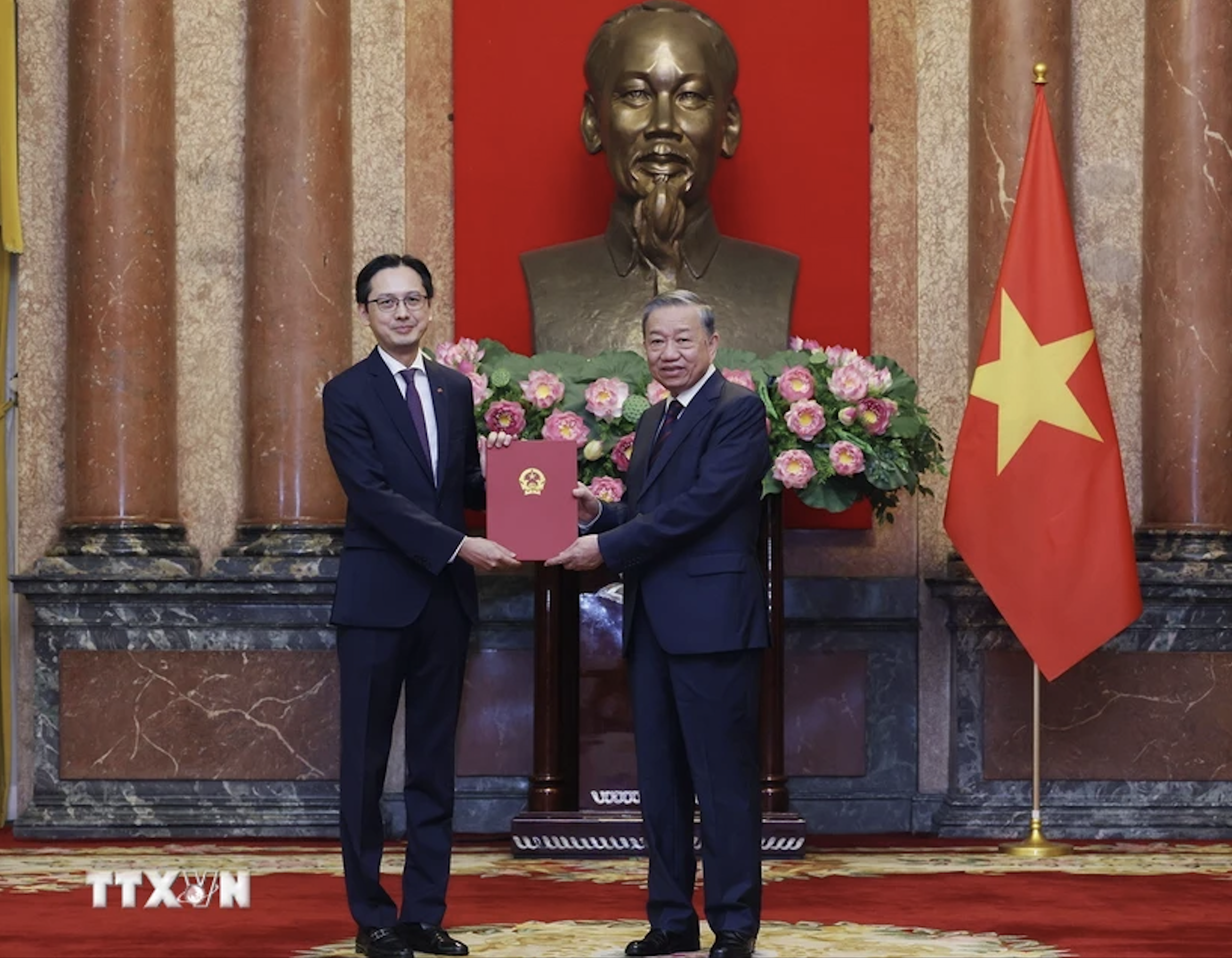 Tổng B&iacute; thư, Chủ tịch nước trao quyết định bổ nhiệm Đại sứ tại LHQ v&agrave; c&aacute;c nước- Ảnh 1.
