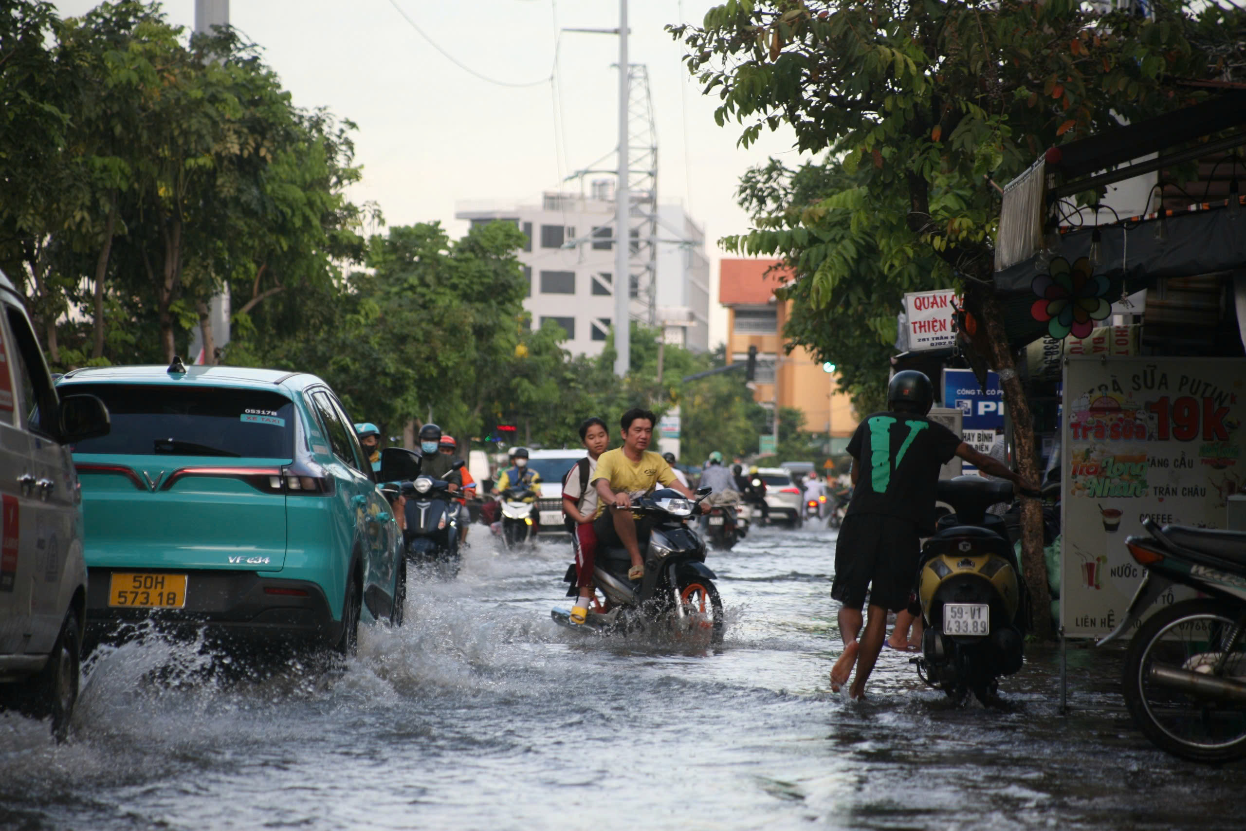 TP HCM: Triều cường dâng cao khiến đường sá ngập sâu, người dân vất vả đi lại- Ảnh 11.