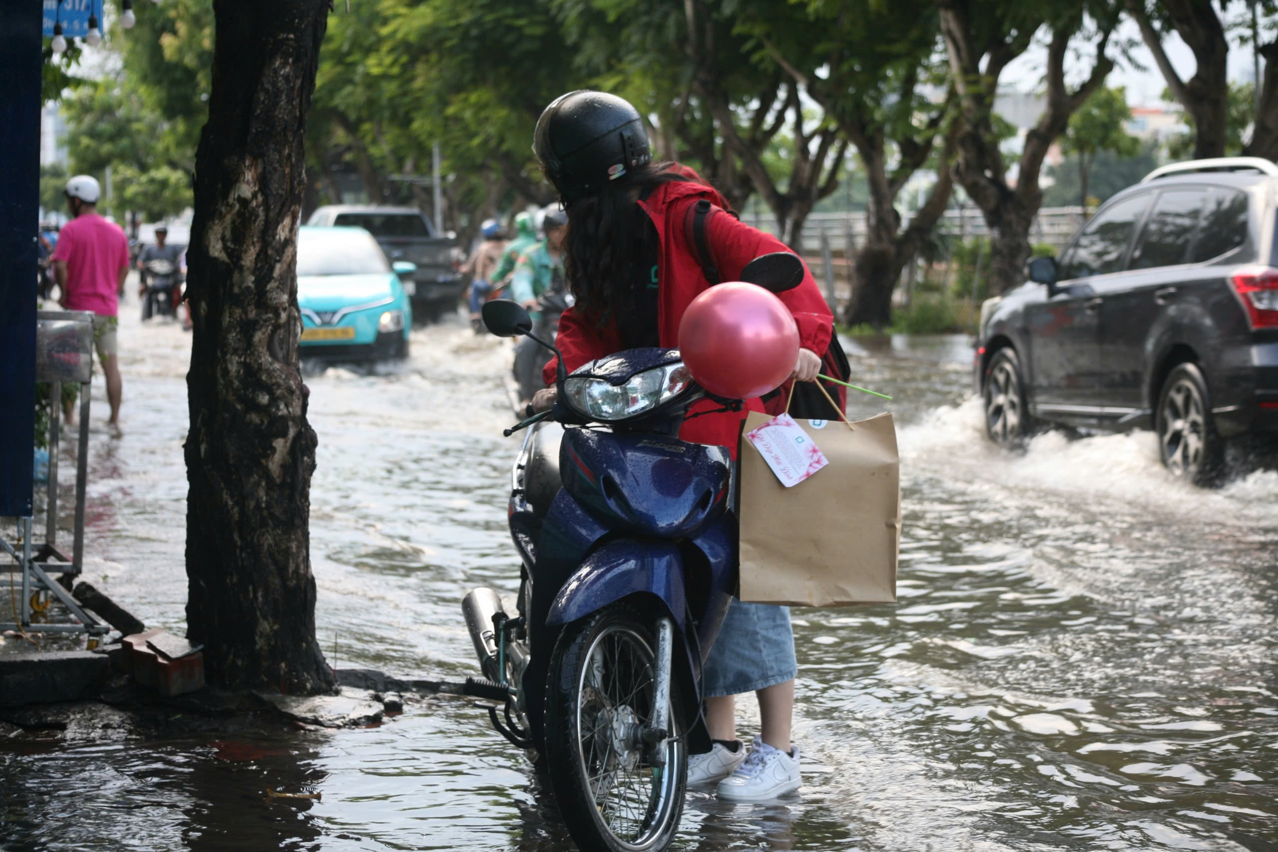 TP HCM: Triều cường dâng cao khiến đường sá ngập sâu, người dân vất vả đi lại- Ảnh 10.