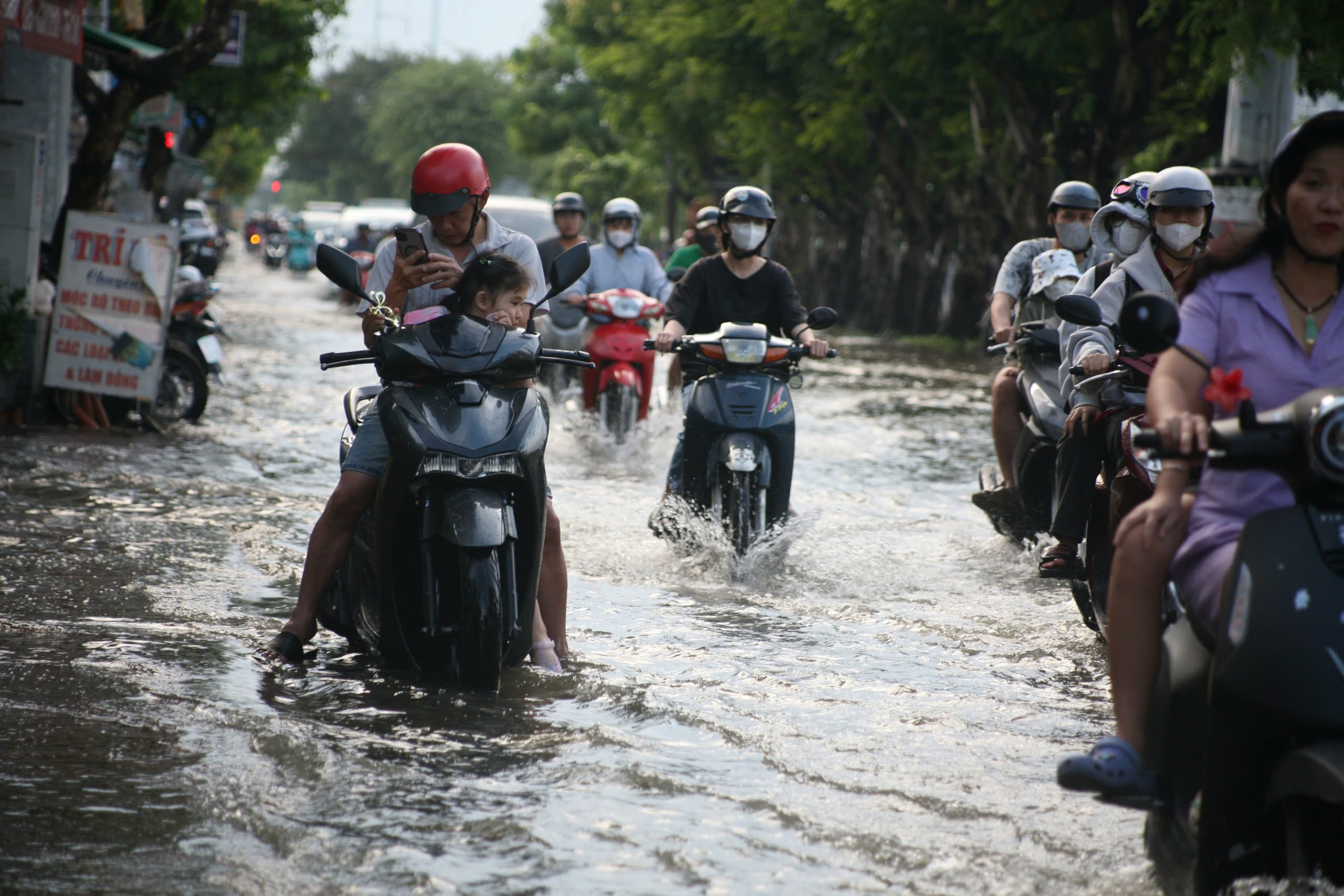 TP HCM: Triều cường dâng cao khiến đường sá ngập sâu, người dân vất vả đi lại- Ảnh 12.