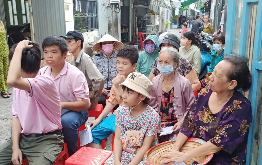 Cuộc thi viết &ldquo;L&ograve;ng tốt quanh ta&rdquo;: Những v&ograve;ng tay y&ecirc;u thương- Ảnh 2.
